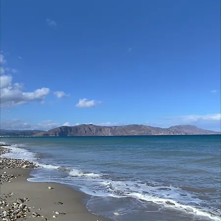 Beachfront 4 Bedroom Apartment, First Floor דירה *