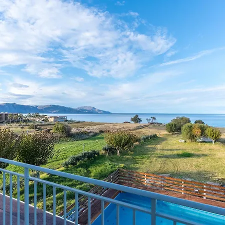 Beachfront 4 Bedroom Apartment, First Floor דירה