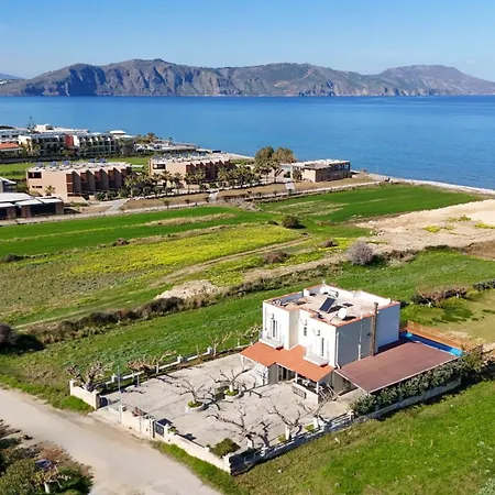 Beachfront 4 Bedroom Apartment, First Floor דירה Dhrámia