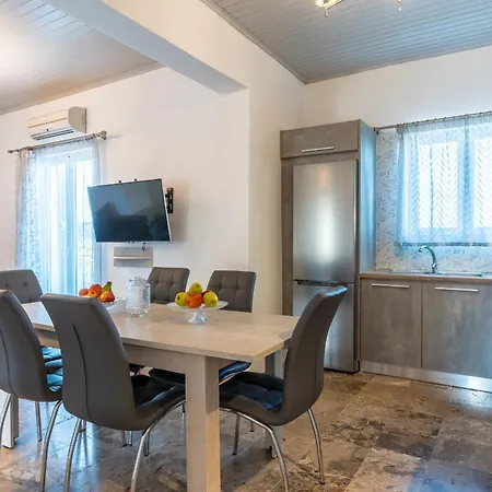 Beachfront 4 Bedroom Apartment, First Floor דירה Dhrámia